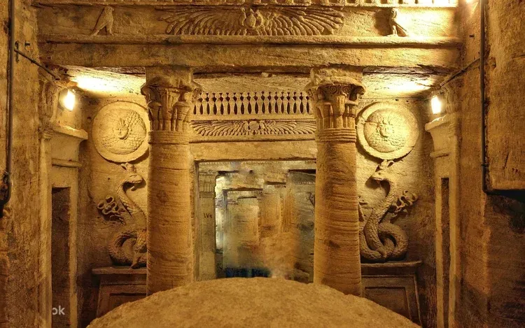 Catacombs of Kom El Shoqafa & Pompey's Pillar Tour — view 2